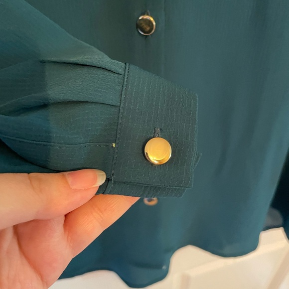 DANA BUCHMAN UEC Women’s Size Large Green button down top gold v-neck dress top - Picture 10 of 10